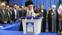 Serangan pada dini hari ke Suriah merupakan tindak kejahatan. Saya jelas menyatakan Presiden Amerika Serikat, Presiden Prancis dan Perdana Menteri Inggris sebagai penjahat, tegas Khamenei dalam kutipan pidatonya. Foto: REUTERS/leader.ir/Handout via Reuters