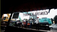 Alat berat ini disiapkan untuk membongkar bangunan di Kalijodo pada 29 Februari mendatang.