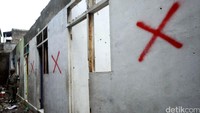 Rumah yang telah kosong dan terdata di kecamatan diberi tanda silang oleh petugas Satpol PP.