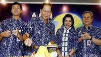 Presdir BCA Jahja Setiaatmadja memotong tumpeng.