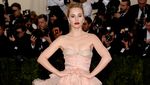 Seksi dan Elegan, Gaya Suki Waterhouse di Red Carpet dari Tahun ke Tahun
