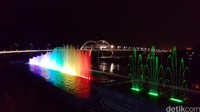 Kawasan pesisir Kota Surabaya mulai bersolek dan berbenah, terbukti dengan pembangunan jembatan melayang di atas pesisir Kenjeran yang dilengkapi air mancur menari dengan tata cahaya.
