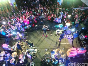 Teriakan dan Lampu Berkilau di Aksi Nidji Electronic Version