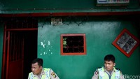 Kafe-kafe juga telah kosong. Hanya terlihat aparat kepolisian yang berjaga di sekitar kafe.