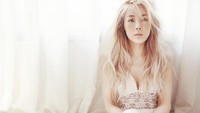 Menjelang musim semi, foto-foto Yubin dalam majalah tersebut terlihat kalem. (dok. SURE)