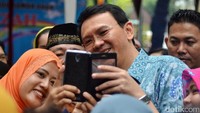Warga berfoto dengan Ahok.