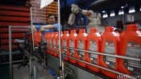 Pekerja menyeleksi kemasan Federal Oil di Pabrik Pelumas Kawasan Industri Pulo Gadung Jakarta, Kamis (25/2/2016).