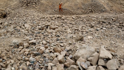 A miner uses a hammer to crush rocks with ore at Tierra Amarilla town, near Copiapo city, north of Santiago, Chile, December 16, 2015. As copper prices have slid to a more than six-year low, miners laboring away at the countless smaller mines that pock mark the Atacama desert are finding the buckets of ore they spend all day digging from the ground are fetching less and less money.   Picture taken December 16, 2015. REUTERS/Ivan Alvarado