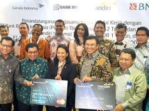 BNI dan Mandiri Kerjasama dengan Garuda Indonesia Luncurkan Kartu Debit