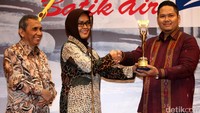 Pengacara Guntur Perdamaian menerima Pro Bono Award kategori perorangan dari Kepala BPHN Kemenkum HAM Enny Nurbaningsih.