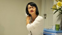 Air matanya pun mengalir saat dirinya memotong rambut panjangnya menjadi pendek. Pool/Noel/detikFoto.
