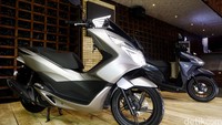 Astra Honda Motor juga meluncurkan PCX 150, Vario 125, dan Vario 150.