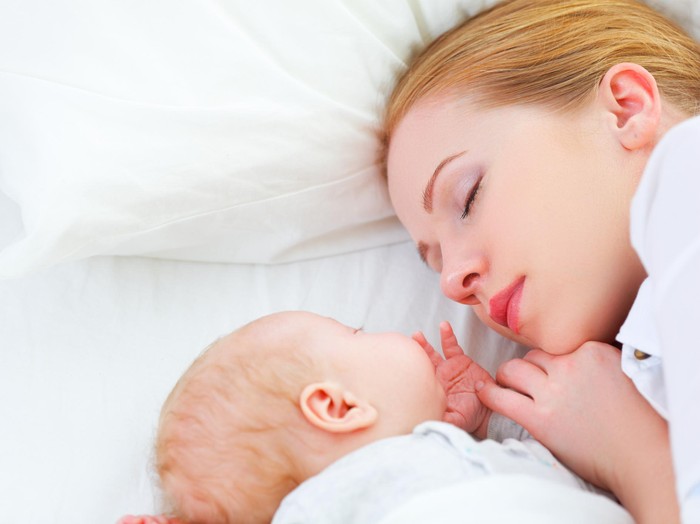Studi: Tidur Sekasur dengan Bayi Tingkatkan Motivasi Ibu untuk Menyusui