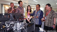Ketua Pengurus YDBA FX Sri Martono (kedua dari kanan) didampingi Wakil Ketua Pengurus YDBA Henry C Widjaja (kiri) dan General Manager HIDA Jakarta Office Takuya Shimura (kedua dari kanan) berbincang dengan para perwakilan peserta yang akan mengikuti seminar Family Bussiness Management dan pelatihan The Program on Corporate Management for Indonesia (IDCM) seusai acara pelepasan di Jakarta.