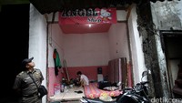 Sebagian warga tetap bertahan meski surat peringatan kedua (SP2) sudah disebar di Kalijodo.