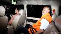Awang Lazuardi Embat meninggalkan gedung KPK.