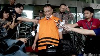 Awang Lazuardi Embat keluar dengan memakai rompi tahanan KPK.
