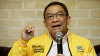 Indra Bambang Utoyo kader partai Golkar memberikan keterangan pers di Jakarta, Jumat (26/2/2016).