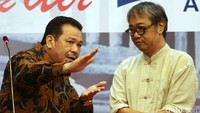 Otto Hasibuan berbincang dengan Butet Kertaradjasa di sela-sela acara.