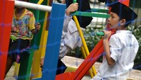 Anak-anak bermain di RPTRA Amir Hamzah.