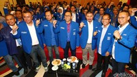 Waketum PAN Bara Hasibuan (dua dari kiri), Wali Kota Bogor Bima Arya (tiga dari kiri), Ketua F-PAN DPR Mulfachri Harahap (tiga dari kanan), Ketua DPP PAN Yandri Susanto (dua dari kanan), dan Sekjen DPP PAN Eddy Soeparno (kanan) hadir dalam pelatihan kader tersebut.