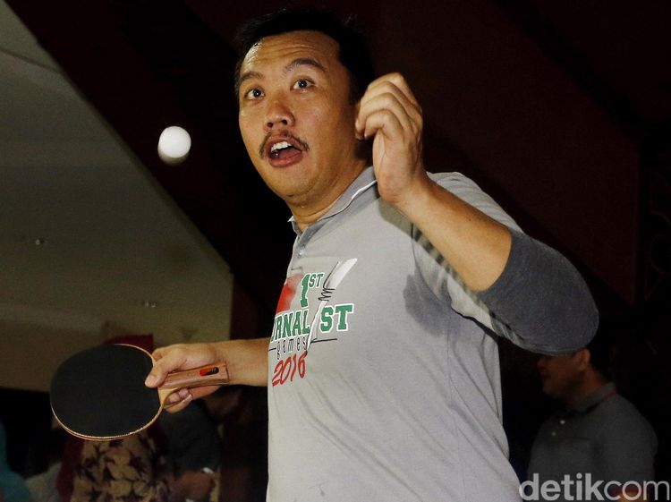 Aksi Menpora Imam Nahrawi Main Tenis Meja