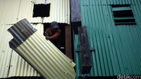 Bangunan yang dibongkar seperti bangunan semi permanen yang terbuat dari kayu, seng, dan tripleks.