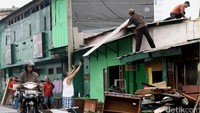 Beberapa warga membongkar sendriri rumahnya.