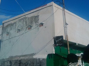 Melihat Instalasi Listrik di Kafe Intan Milik Daeng Aziz