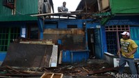 Seorang warga membongkar sendiri rumahnya.