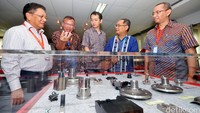 Ketua Pengurus YDBA FX Sri Martono (kedua dari kanan) didampingi Wakil Ketua Pengurus YDBA Henry C Widjaja (kedua dari kiri) dan General Manager HIDA Jakarta Office Takuya Shimura (tengah) berbincang dengan perwakilan peserta yang akan mengikuti seminar Family Bussiness Management dan pelatihan The Program on Corporate Management for Indonesia (IDCM) di Kansai Kenshu Center, Osaka, Jepang.