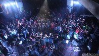 Nidjiholic yang hadir di Perayaan ulang tahun Nidji ke-14 ini pastinya terpuaskan oleh penampilan Giring Cs yang penuh energi. Dicky Ardian/detikHOT.