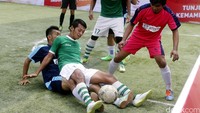 Pemain sepak bola nasional Yongki Ariwibowo dan Syamsir Alam ikut bertanding dalam kompetisi sepak bola AIA Championship di Jakarta, Sabtu (27/02/2016).