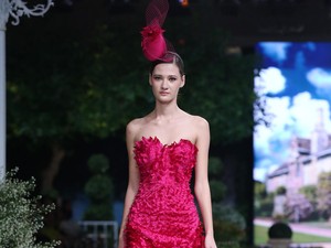 Desainer Fetty Rusli Hadirkan Gaun Pengantin Warna Fuchsia Hingga Kuning