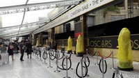 Puluhan patung Oscar berwarna emas juga sudah berjejer rapi di pinggir karpet merah, seolah menjadi pagar bagus untuk menyambut para aktor yang melintas. Pool/Adhie Ichsan/detikFoto