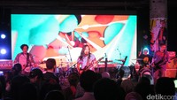 Neurotic juga ikut meramaikan acara dengan menyanyikan lagu Bila Aku Jatuh Cinta dari Nidji. Dicky Ardian/detikHOT.