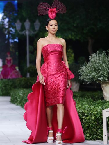 Desainer Fetty Rusli Hadirkan Gaun Pengantin Warna Fuchsia Desainer Fetty Rusli Hadirkan Gaun Pengantin Warna Fuchsia