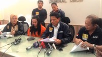 Saya memohon maaf dan menyesal sebesar-besarnya, ujar Rianti sambil menangis sesenggukan. Rianti terus tertunduk tak berani menatap sorot kamera dan pandangan mata wartawan. Pool/Nathania Riris Michico/detikFoto