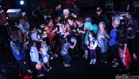 Surprise! Para istri dan orangtua Giring, Ariel, Rama, Adri, RunD dan Andro memberi kejutan dengan menyanyikan lagu Laskar Pelangi. Reno Hastukrisnapati/detikFoto.