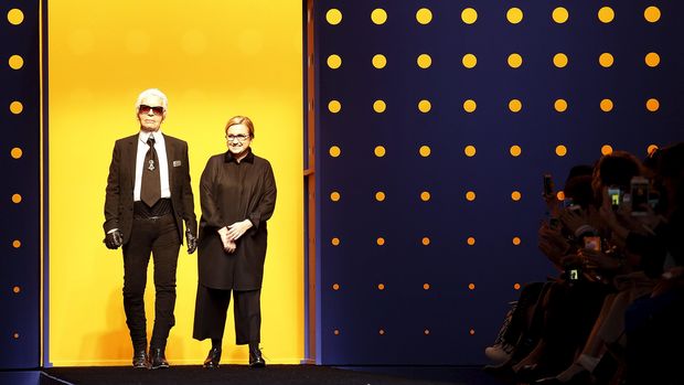 Karl Lagerfeld dan desainer Italia Silvia Venturini Fendi, di ajang Milan Fashion Week 2016.