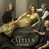 Dalam majalah Vanity Fair edisi Juni 2015, Caitlyn untuk pertamakalinya tampil menjadi sosok wanita mengenakan pakaian seksi. Dalam sampul majalah tersebut, Caitlyn bertransformasi menjadi wanita seksi nan feminin mengenakan leotard putih dengan rambut panjang yang ditata gelombang. Dalam majalah tersebut, ia pun mendeklarasikan nama barunya yakni Caitlyn Jenner. Foto: dok. MAC