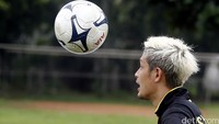 Pemain sepak bola nasional Syamsir Alam saat berusaha mengambil bola atas saat bertanding.