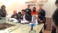 Awalnya, Rianti menyebut bahwa luka-luka di tubuh dan kepala Marvel karena terjatuh dari tempat tidur saat berada di rumahnya. Namun hal itu ternyata hanya alibinya. Pool/Nathania Riris Michico/detikFoto