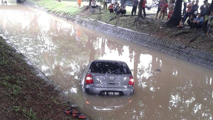 Latihan Nyetir, Penyebab Livina yang Disopiri Ibu ini Nyemplung ke Kali