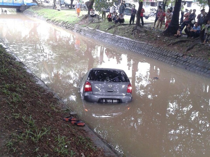 Salah Injak Pedal, Grand Livina Ini Nyebur ke Kali