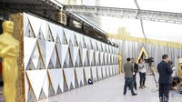 Sebelum melintasi red carpet untuk menuju ke Dolby Theater, para penerima nominasi, tamu penting dan undangan akan berpose di depan dengan gaun terbaiknya masing-masing.