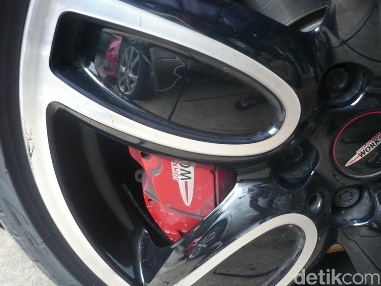 Roda dan Rem Mobil. Foto: Dadan Kuswaraharja Roda dan Rem Mobil. Foto: Dadan Kuswaraharja