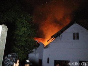 Api yang Membubung di Kalijodo Berasal dari Rumah di Belakang Gereja