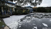 Air sungai pun mengeluarkan bau tak sedap.