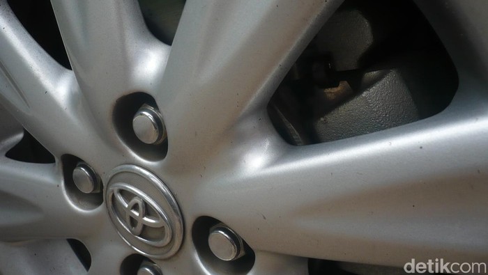 Roda dan Rem Mobil